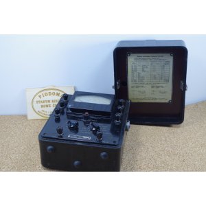 Radziecki miernik uniwersalny AWO-5M1 (АВО-5М1) – 1961 r. – analogowy multimetr w oryginalnej walizce