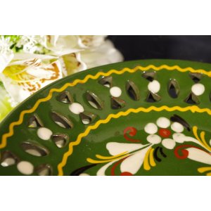 Ażurowy talerz ceramiczny ręcznie malowany – ceramika ludowa