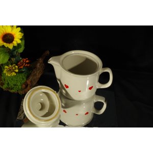 Porcelanowy dzbanek z pokrywką czerwone serca retro vintage