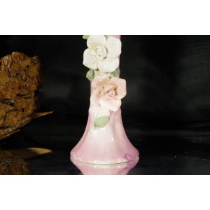 Porcelanowy wazonik vintage różowy z przestrzennymi kwiatami