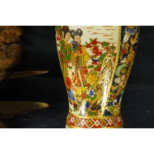 Chiński wazon porcelanowy dekoracja figuralna Made in China vintage
