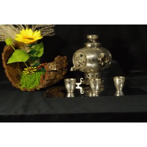Miniaturowy samowar ZSRR 1976 – zestaw z 3 kieliszkami – vintage