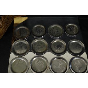 Vintage metalowe podstawki pod szklanki – 12 szt. – różne motywy