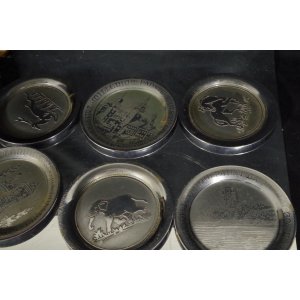 Vintage metalowe podstawki pod szklanki – 12 szt. – różne motywy