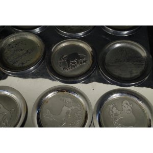 Vintage metalowe podstawki pod szklanki – 12 szt. – różne motywy