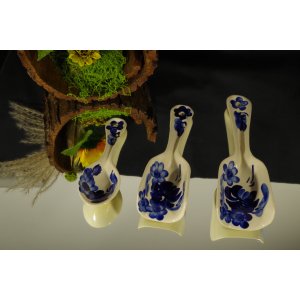 Ceramiczne łyżki ozdobne włocławek. Bez sygnatury, ale o charakterystycznych barwach ,,włocławka"  – kobaltowe kwiaty – 3 szt. – vintage PRL