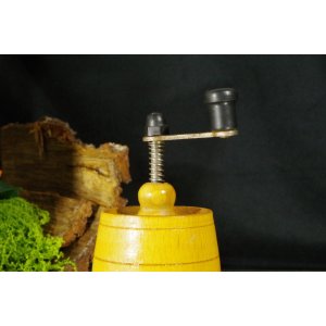 Drewniany ręczny młynek do pieprzu / przypraw – beczułka, vintage