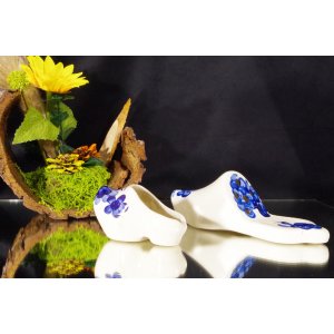 Dwa ceramiczne pantofelki,ikebana na kwiaty, oraz bucik popielniczka – SR Gliwice Warsztat 47 – PRL