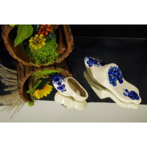 Dwa ceramiczne pantofelki,ikebana na kwiaty, oraz bucik popielniczka – SR Gliwice Warsztat 47 – PRL