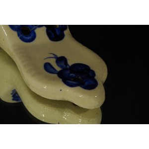 Dwa ceramiczne pantofelki,ikebana na kwiaty, oraz bucik popielniczka – SR Gliwice Warsztat 47 – PRL