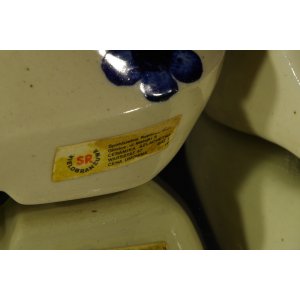 Dwa ceramiczne pantofelki,ikebana na kwiaty, oraz bucik popielniczka – SR Gliwice Warsztat 47 – PRL