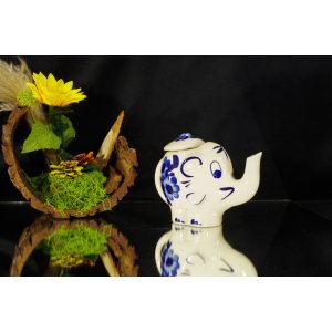 Figuralny czajniczek ceramiczny Słoń – kobaltowe kwiaty, vintage