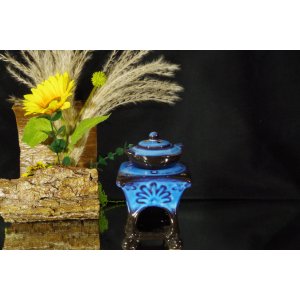 Ceramiczny kominek zapachowy – miniaturowy piecyk z garnkiem i pokrywką, kobaltowo-niebieski