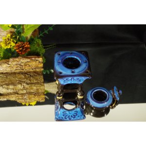 Ceramiczny kominek zapachowy – miniaturowy piecyk z garnkiem i pokrywką, kobaltowo-niebieski