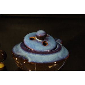 Ceramiczny kominek zapachowy – miniaturowy piecyk z garnkiem i pokrywką, kobaltowo-niebieski
