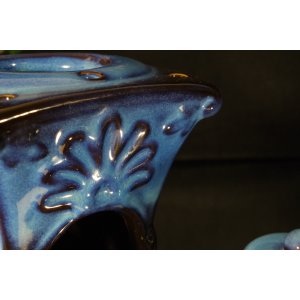 Ceramiczny kominek zapachowy – miniaturowy piecyk z garnkiem i pokrywką, kobaltowo-niebieski