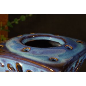 Ceramiczny kominek zapachowy – miniaturowy piecyk z garnkiem i pokrywką, kobaltowo-niebieski