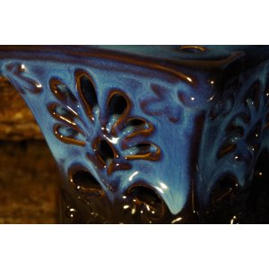 Ceramiczny kominek zapachowy – miniaturowy piecyk z garnkiem i pokrywką, kobaltowo-niebieski