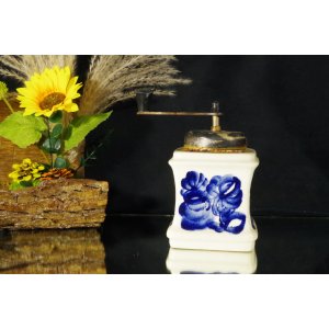Ręczny młynek do kawy ceramiczny – kobaltowe kwiaty, vintage