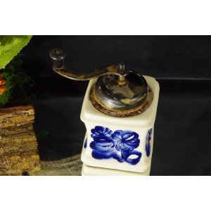 Ręczny młynek do kawy ceramiczny – kobaltowe kwiaty, vintage